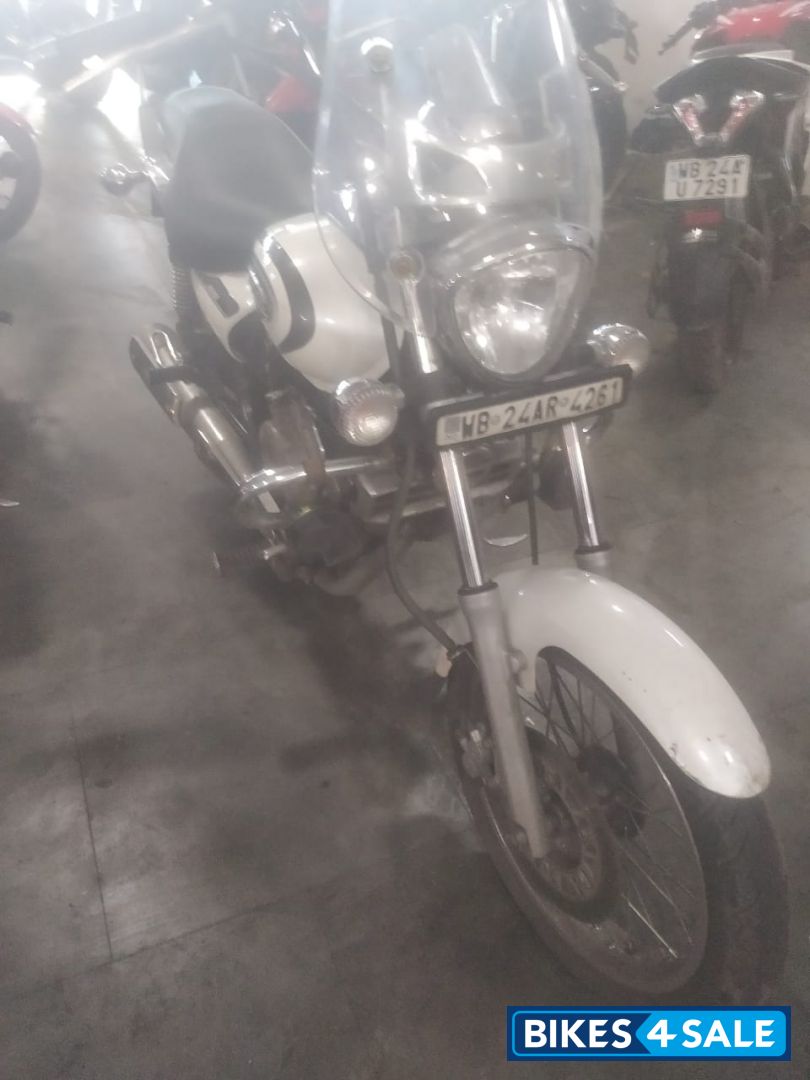 White Bajaj Avenger Cruise 220