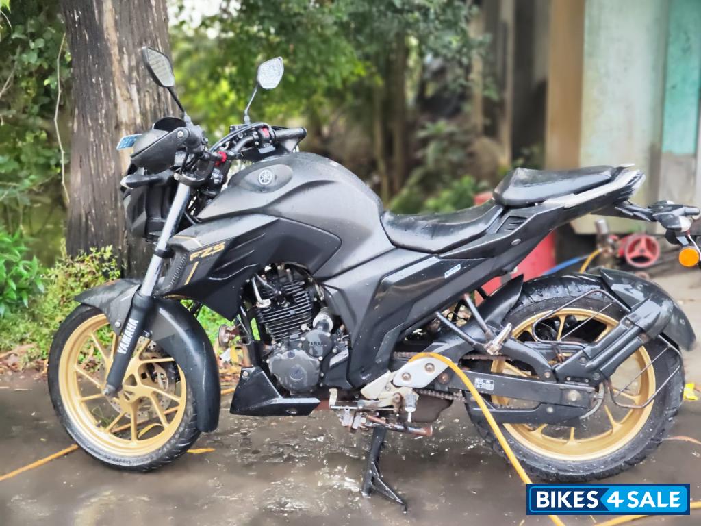 Matt Black Yamaha FZS 25