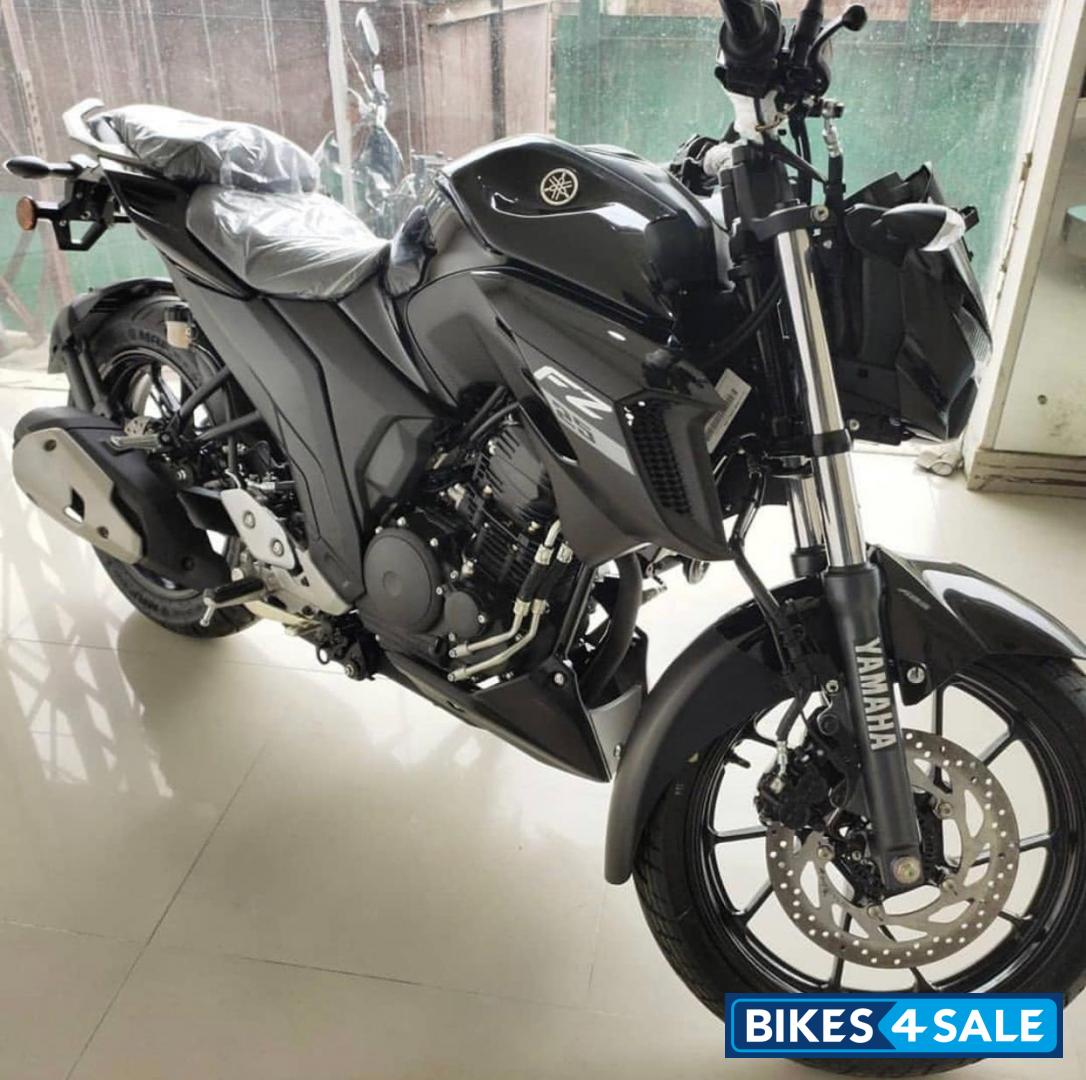 Black Yamaha FZ25