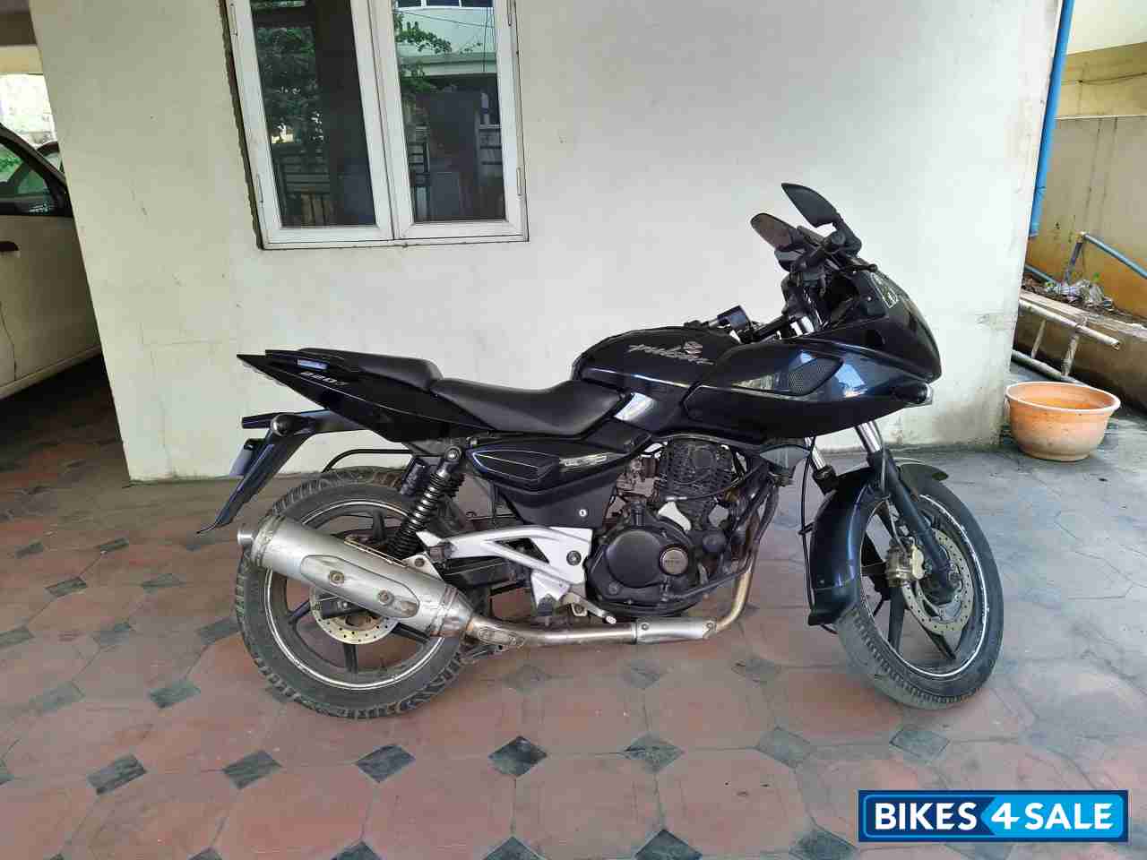 Bajaj Pulsar 220F