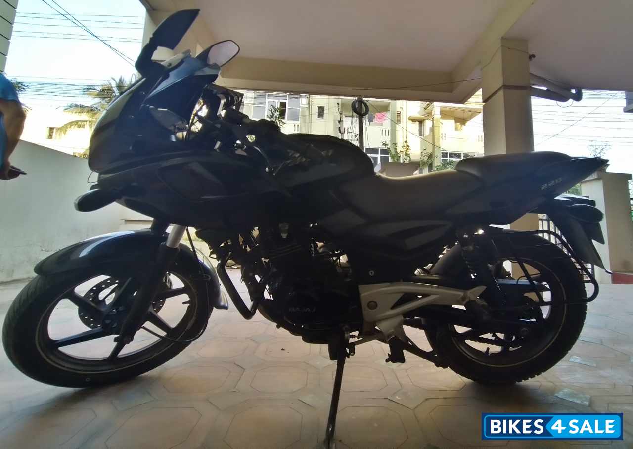 Bajaj Pulsar 220F