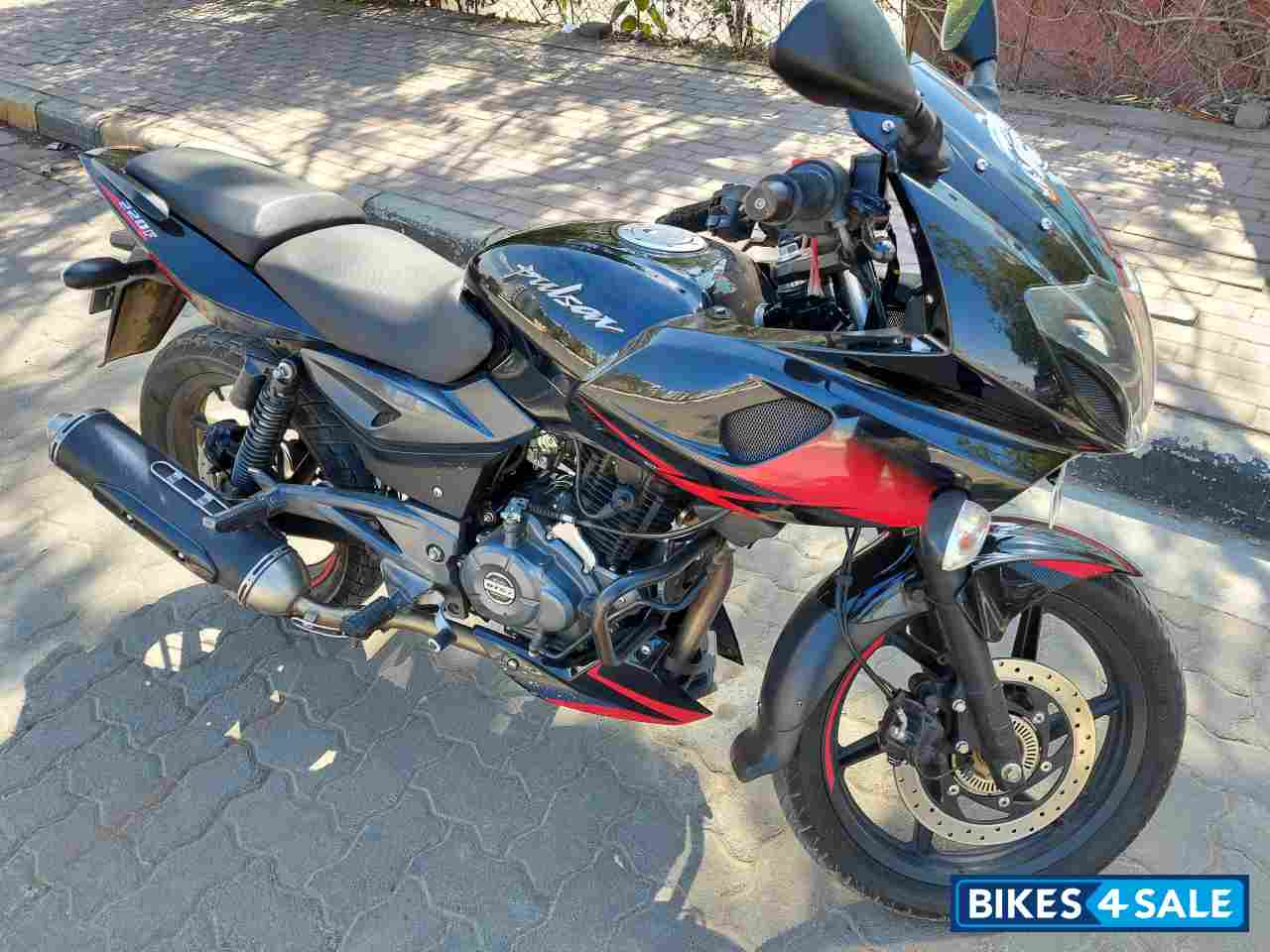 Bajaj Pulsar 220F