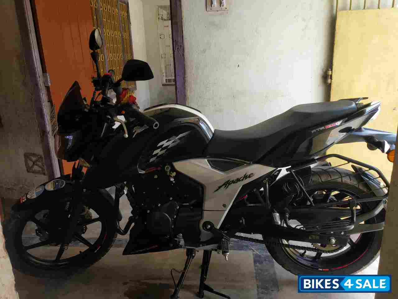 Black TVS Apache RTR 160 4V