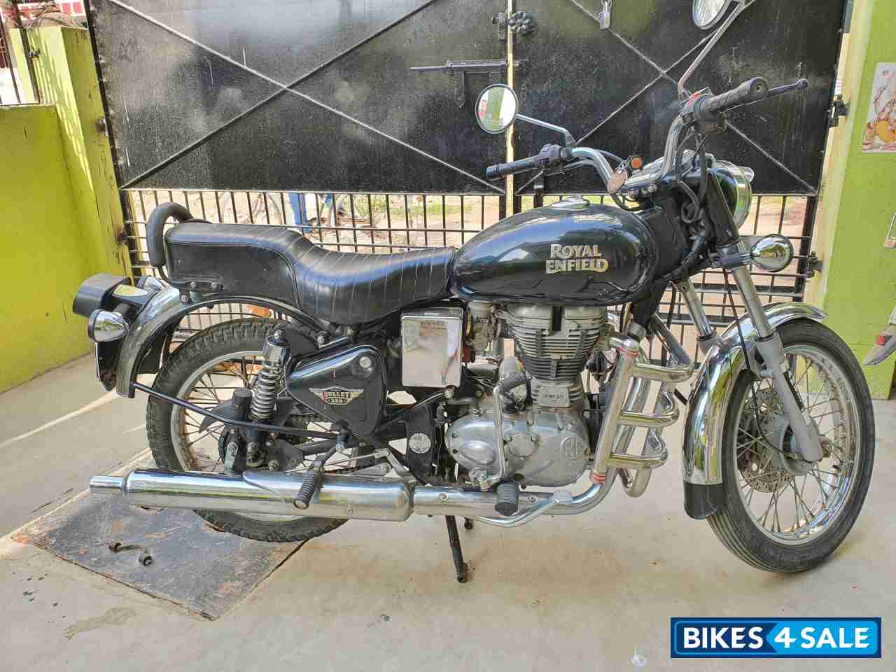 Black Royal Enfield Bullet 350