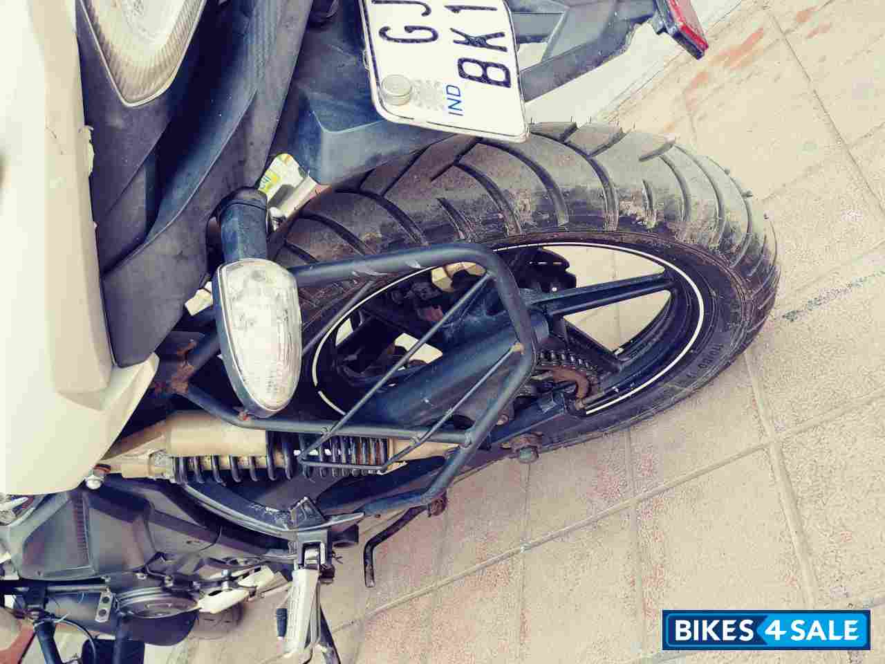 White TVS Apache RTR 180