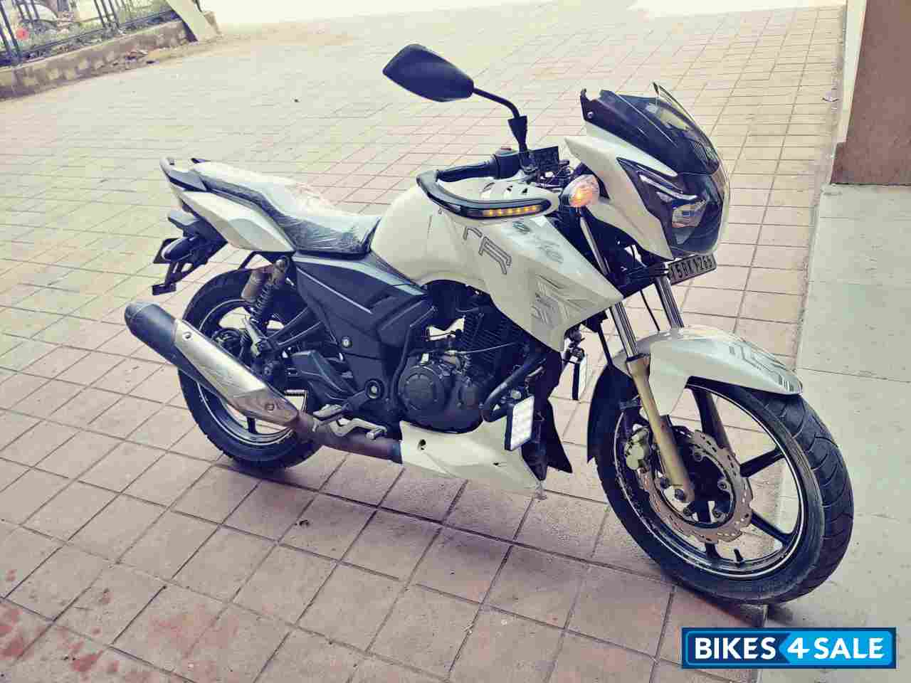 White TVS Apache RTR 180