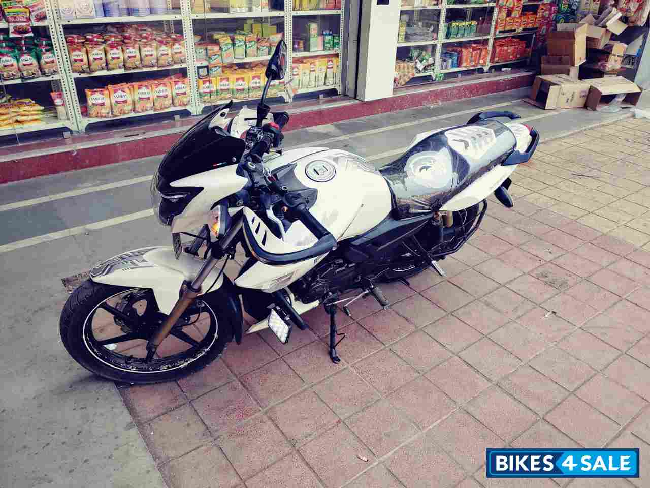 White TVS Apache RTR 180