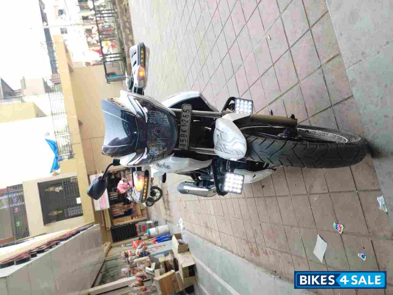 White TVS Apache RTR 180