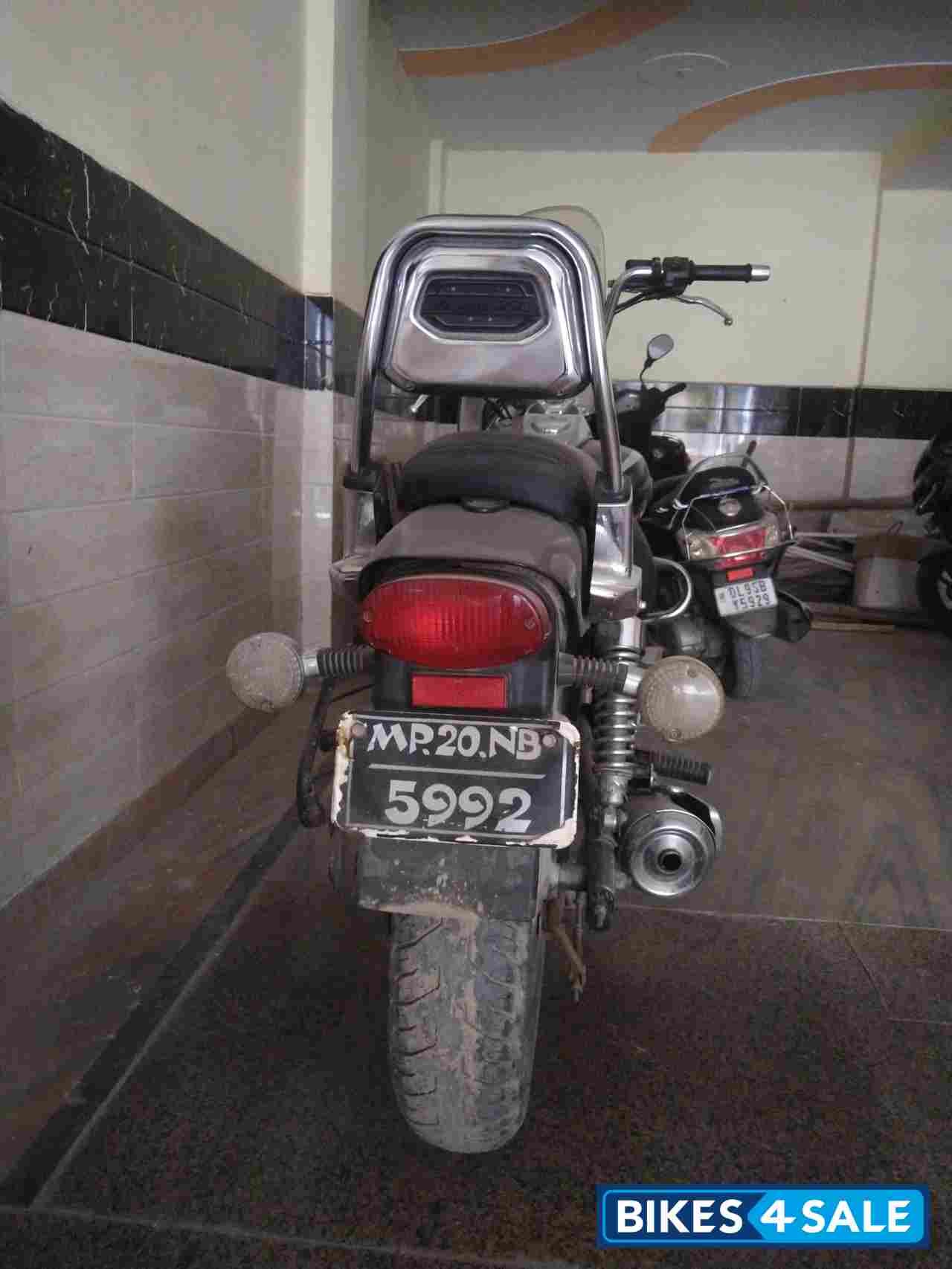 Black Bajaj Avenger Cruise 220