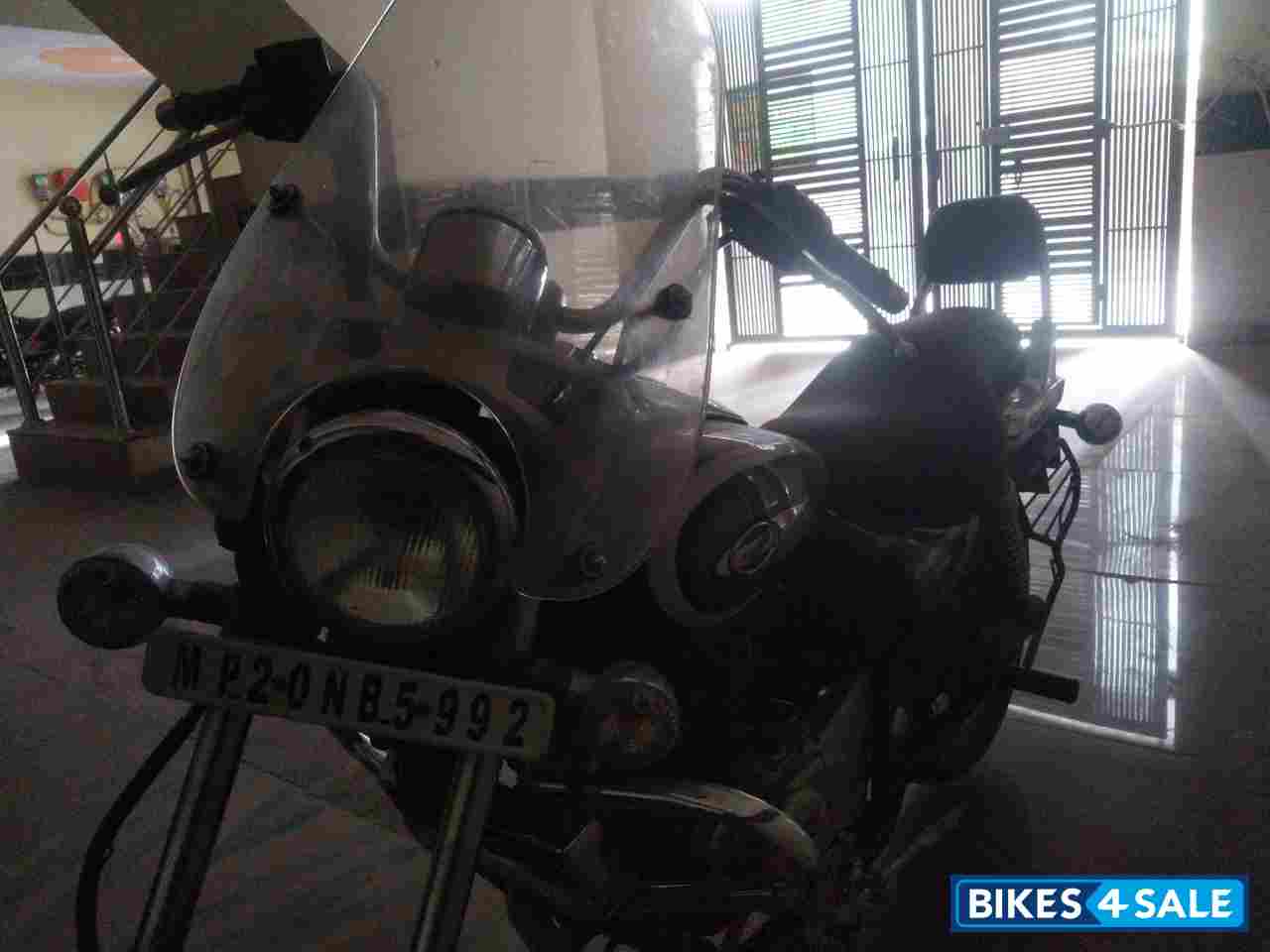 Black Bajaj Avenger Cruise 220