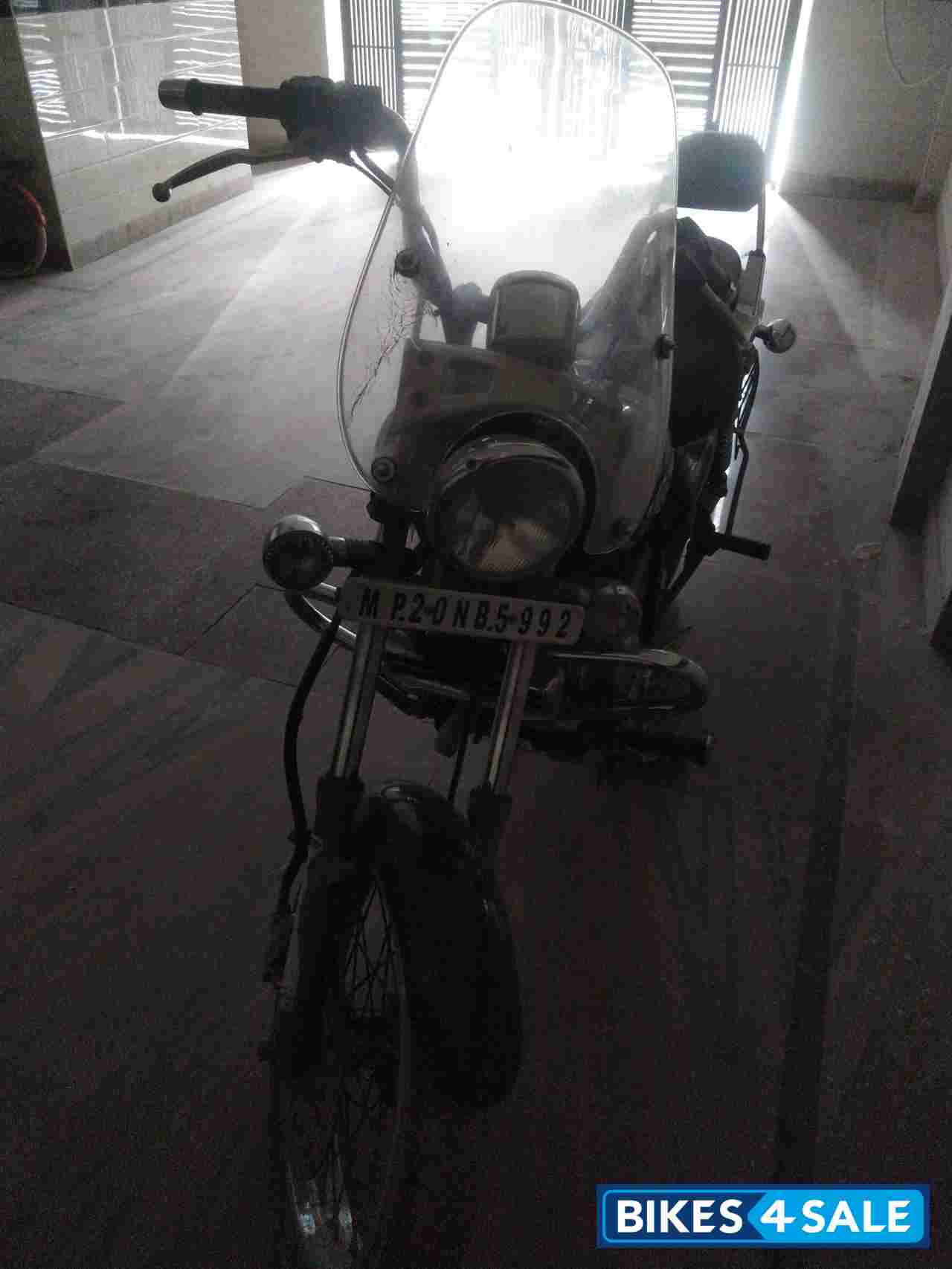 Black Bajaj Avenger Cruise 220