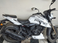 Pearl White TVS Apache RTR 200 4V