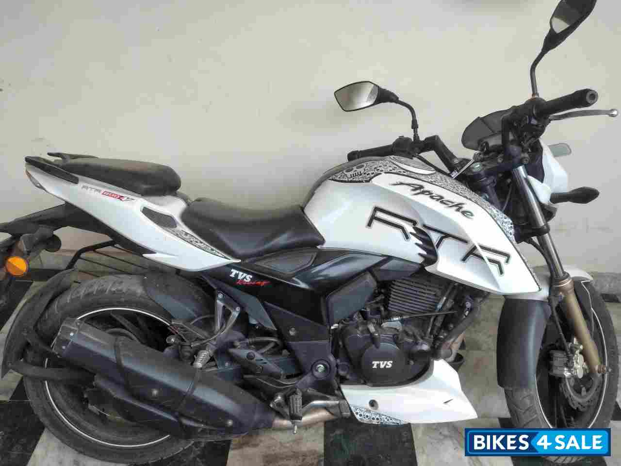 Pearl White TVS Apache RTR 200 4V