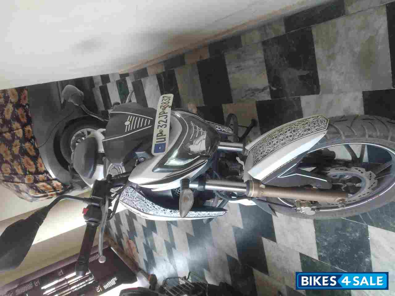 Pearl White TVS Apache RTR 200 4V