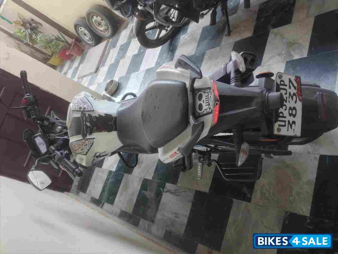 Pearl White TVS Apache RTR 200 4V