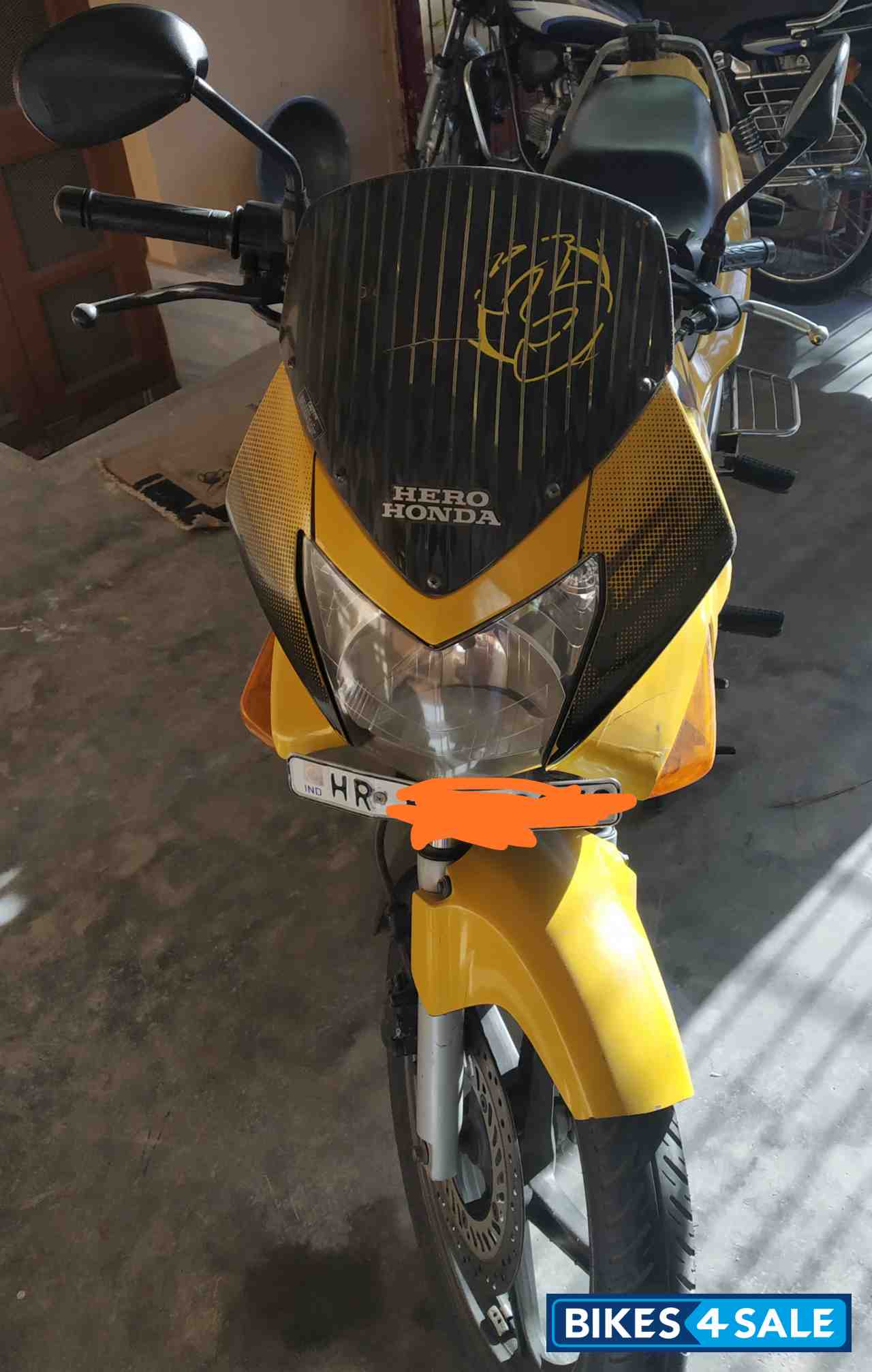 Yellow Hero Karizma