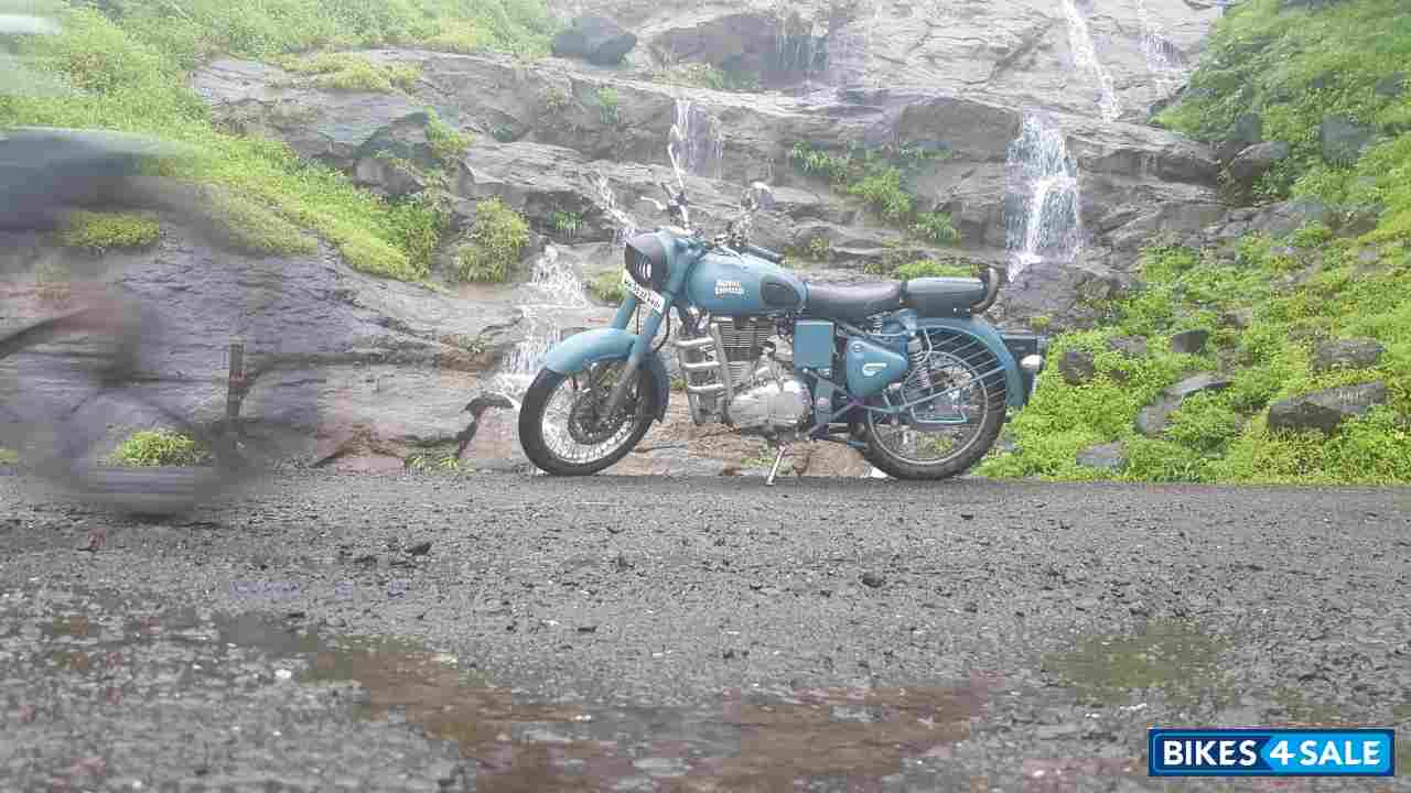 Royal Enfield Classic Squadron Blue Royal Enfield Classic Squadron Blue