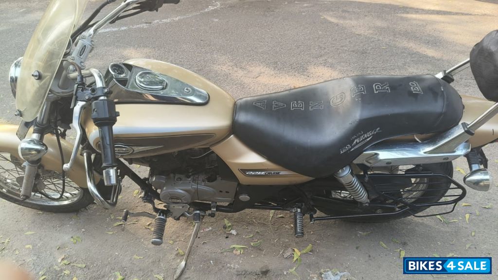 Desert Gold Bajaj Avenger Cruise 220