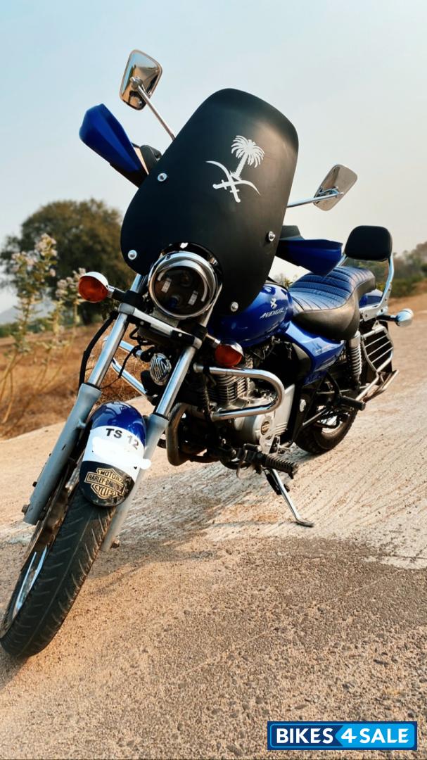 Blue Bajaj Avenger 220 DTS-i