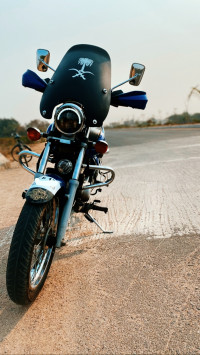 Blue Bajaj Avenger 220 DTS-i