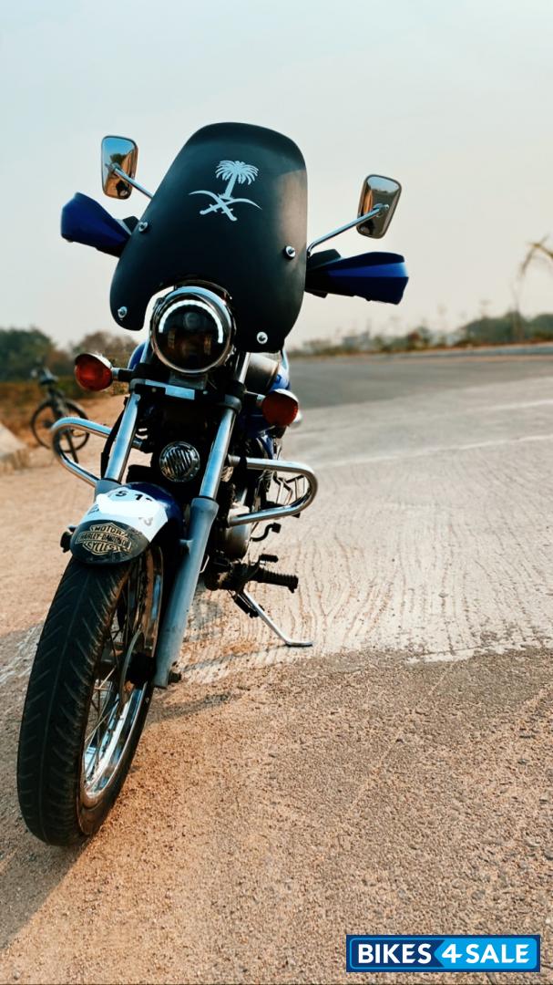 Blue Bajaj Avenger 220 DTS-i Blue Bajaj Avenger 220 DTS-i
