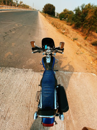 Blue Bajaj Avenger 220 DTS-i