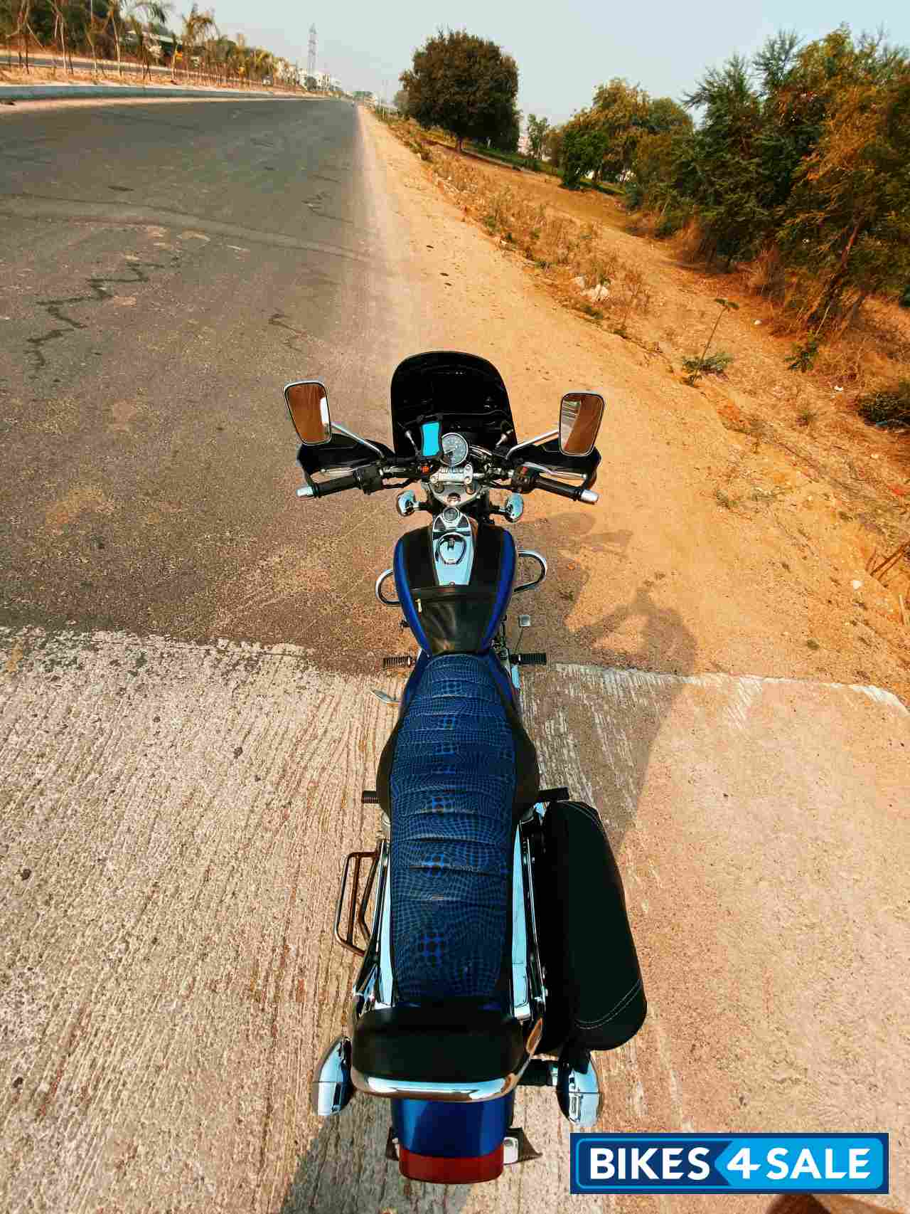 Blue Bajaj Avenger 220 DTS-i Blue Bajaj Avenger 220 DTS-i