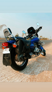 Blue Bajaj Avenger 220 DTS-i