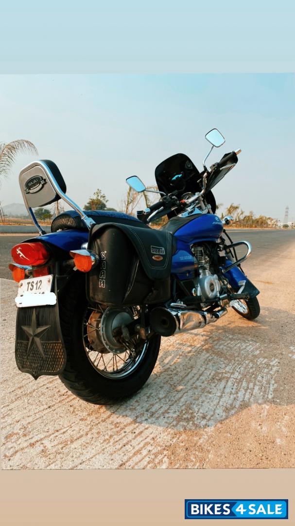 Blue Bajaj Avenger 220 DTS-i Blue Bajaj Avenger 220 DTS-i