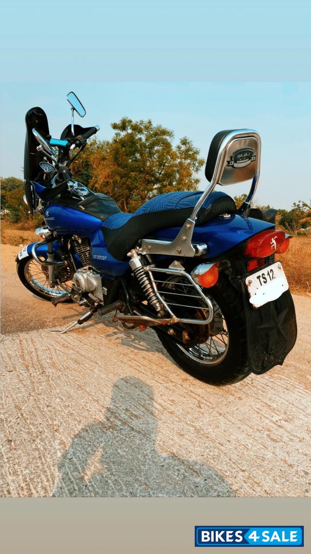 Blue Bajaj Avenger 220 DTS-i Blue Bajaj Avenger 220 DTS-i