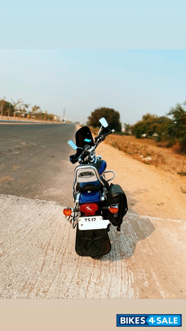Blue Bajaj Avenger 220 DTS-i Blue Bajaj Avenger 220 DTS-i