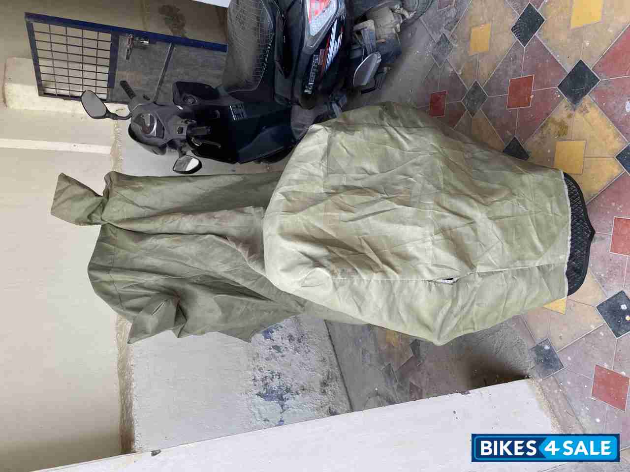 Blue Bajaj Avenger 220 DTS-i Blue Bajaj Avenger 220 DTS-i