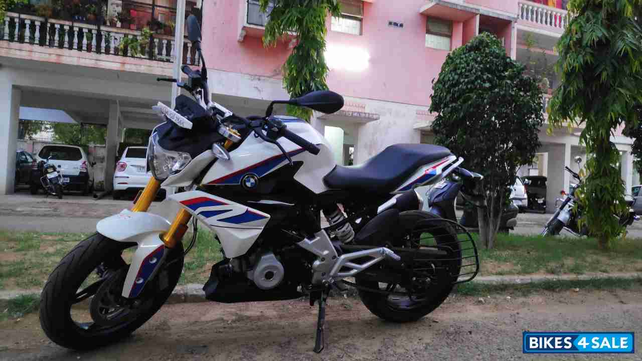 White BMW G 310 R