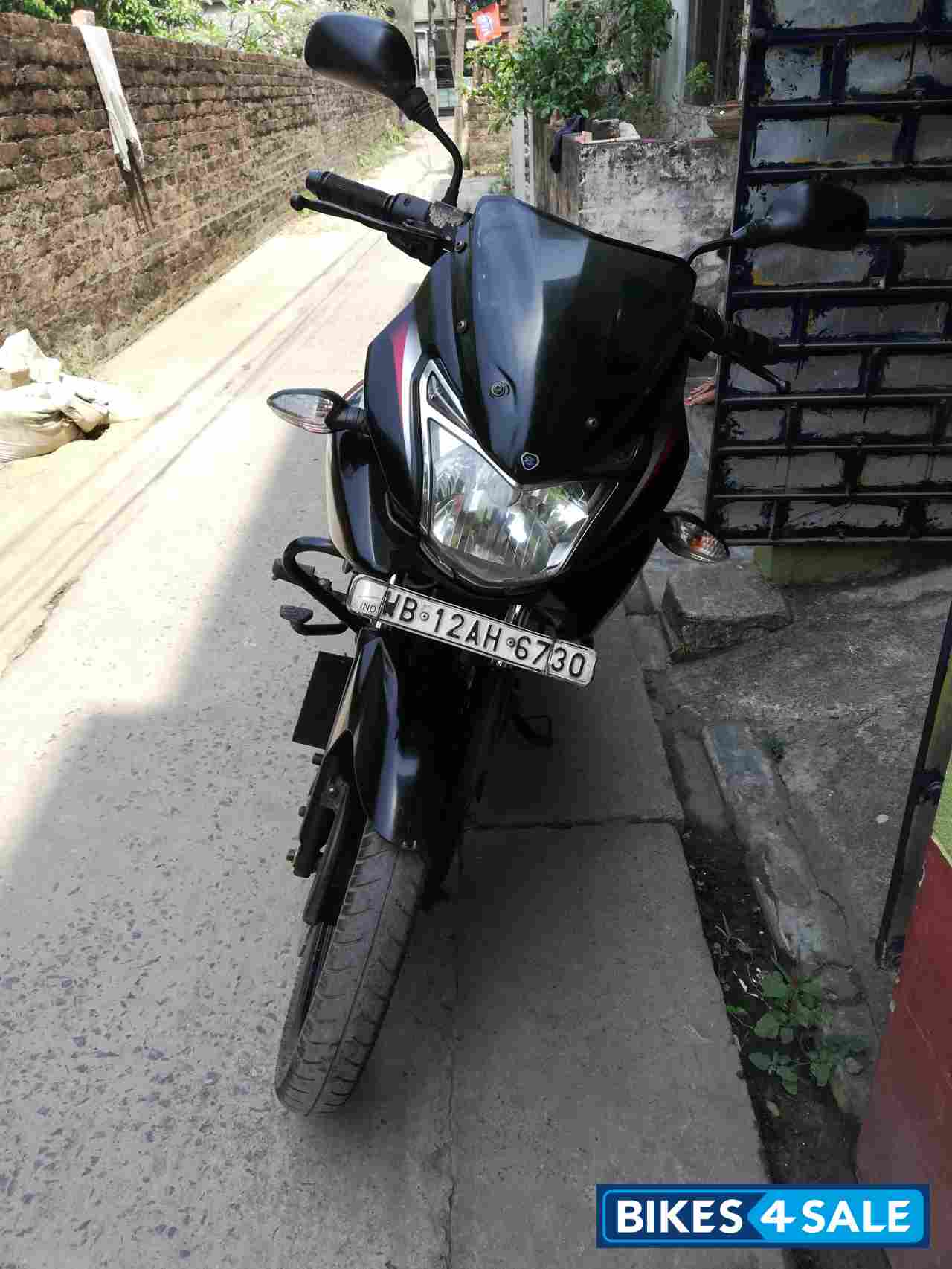 Black Bajaj Discover 150 F