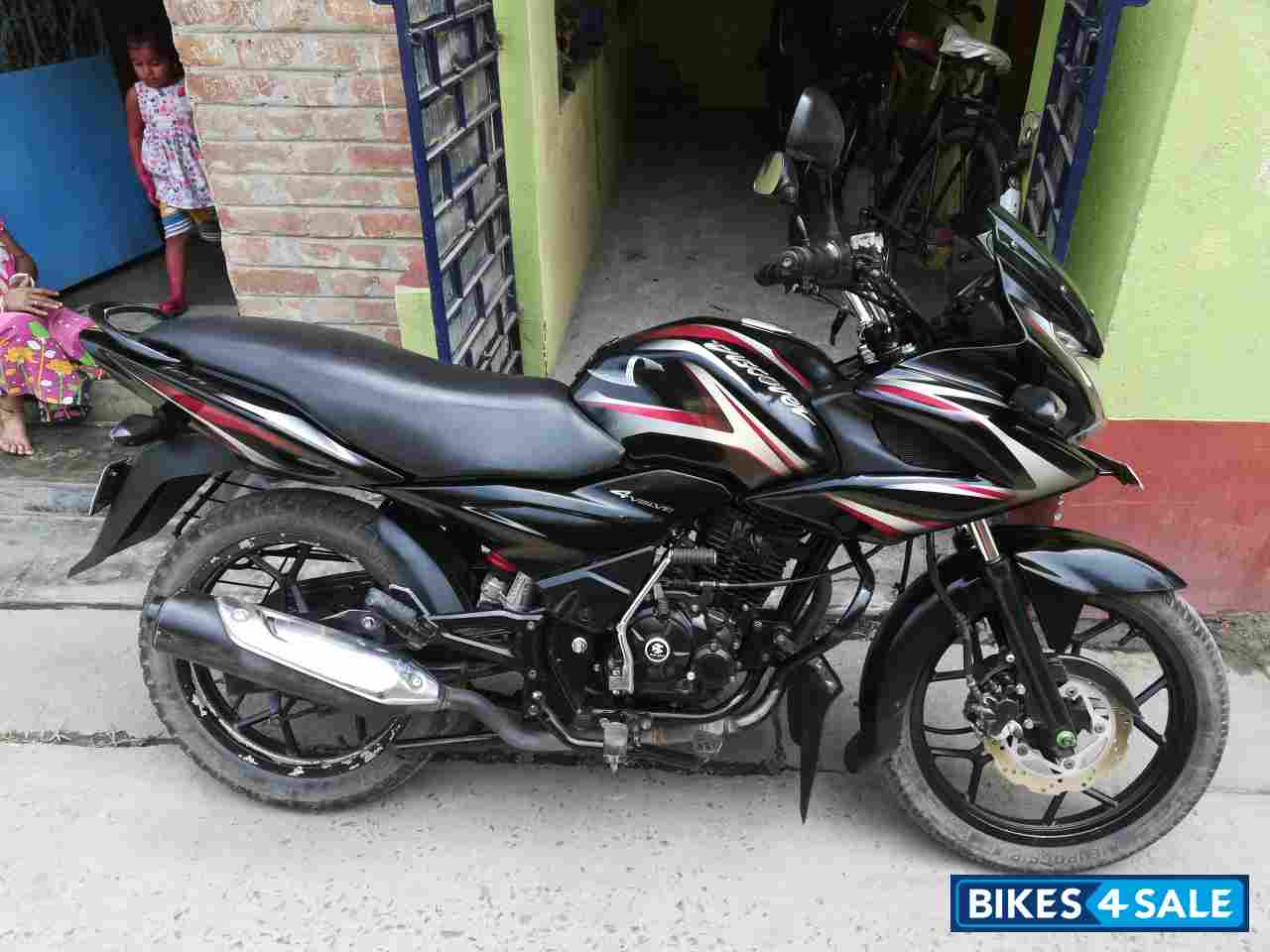 Black Bajaj Discover 150 F