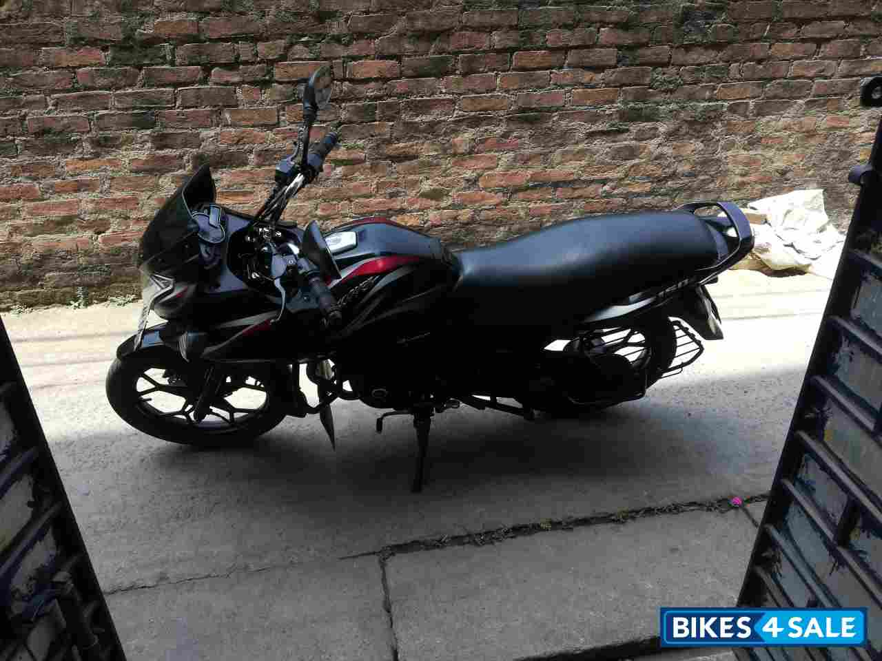Black Bajaj Discover 150 F