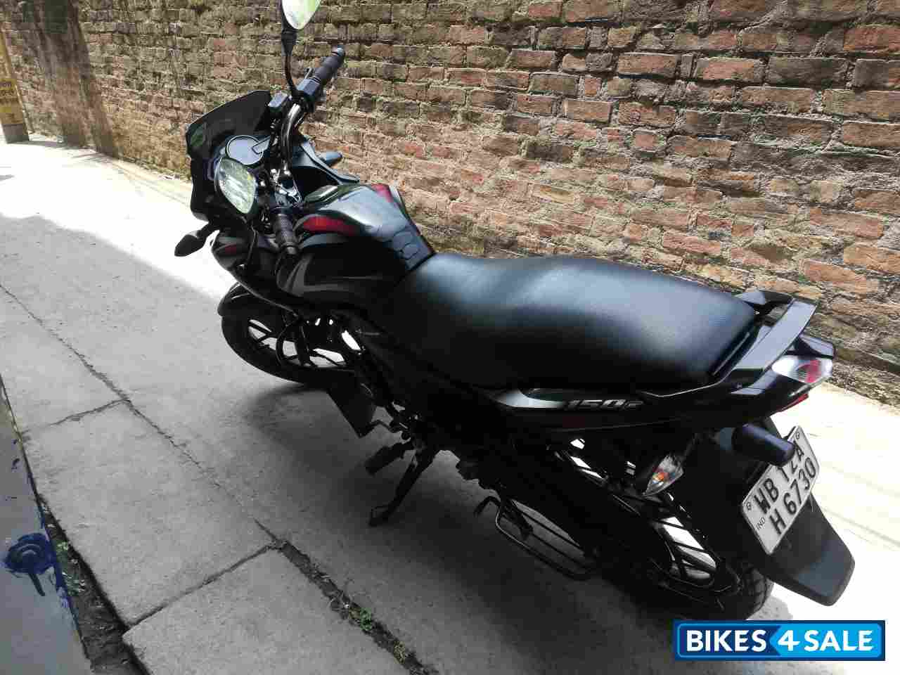 Black Bajaj Discover 150 F