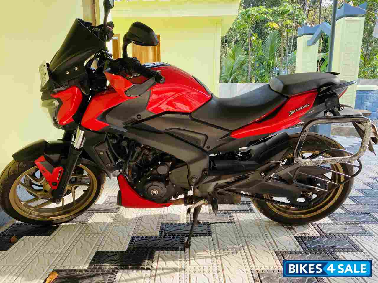 Red Bajaj Dominar 400
