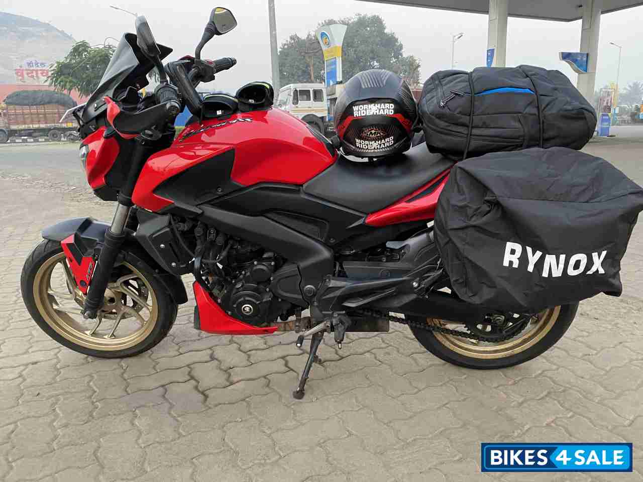 Red Bajaj Dominar 400
