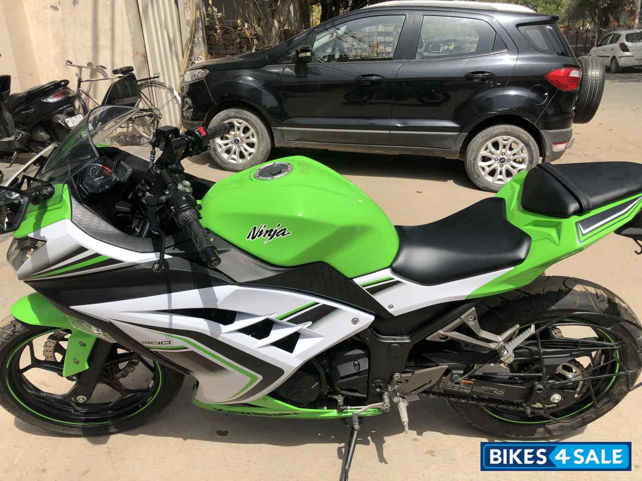 Used 2016 model Kawasaki Ninja 300R for sale New Delhi. ID 330900. Green & White colour - Bikes4Sale