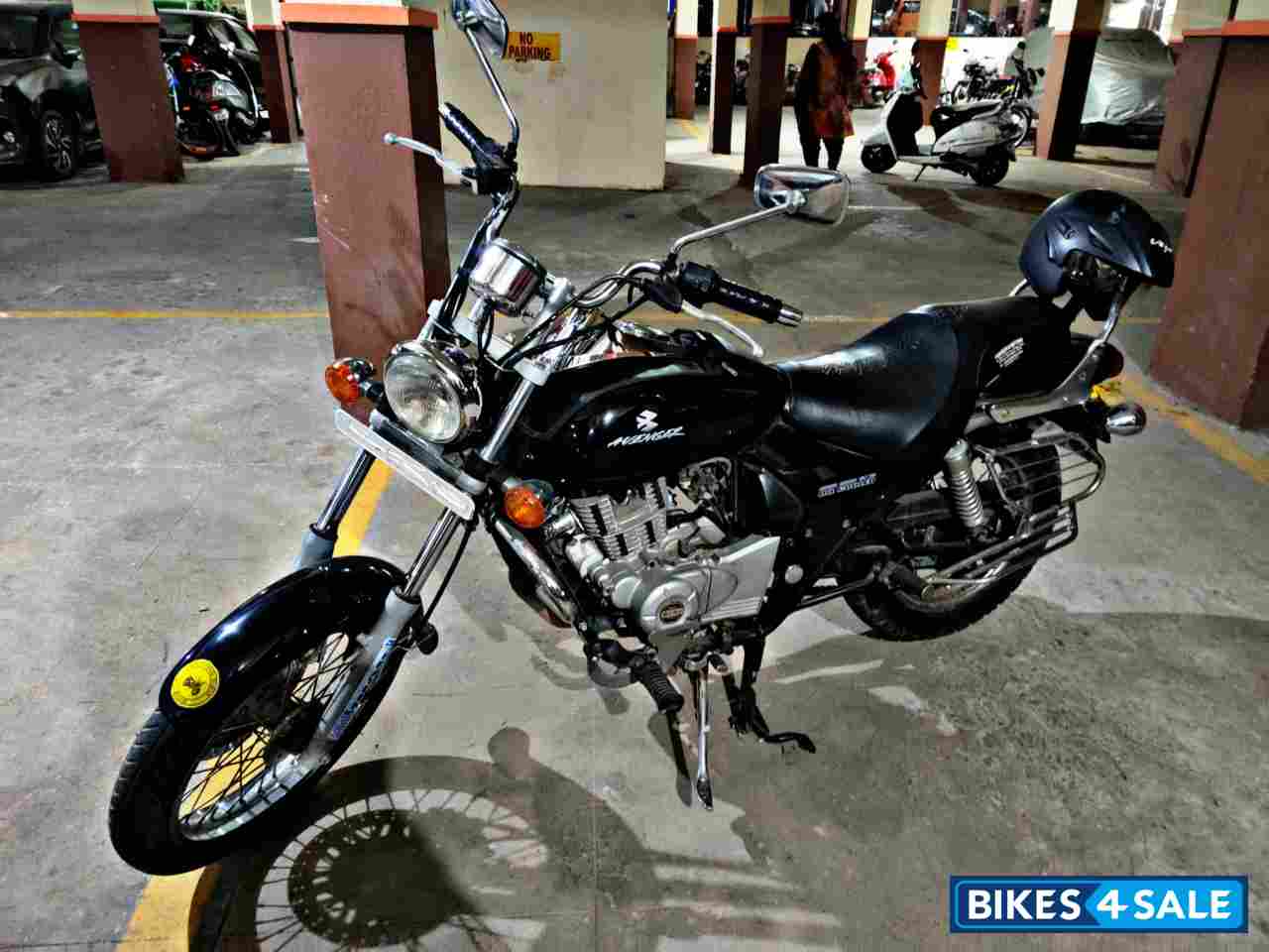 Black Bajaj Avenger 220 DTS-i
