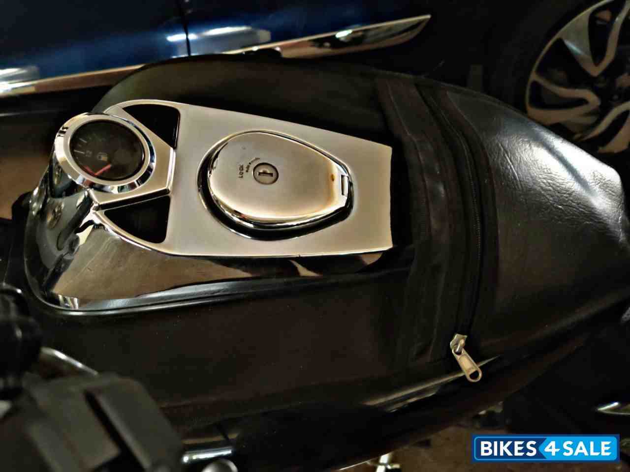 Black Bajaj Avenger 220 DTS-i