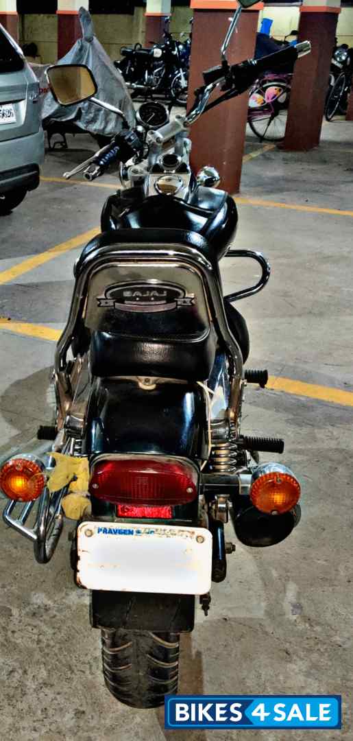 Black Bajaj Avenger 220 DTS-i