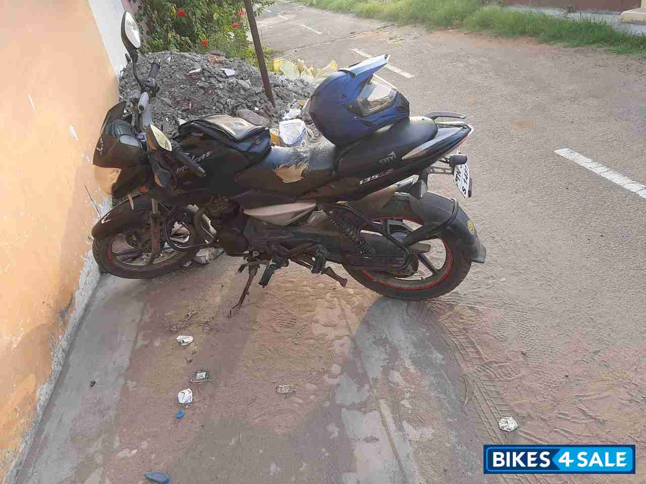 Black Bajaj Pulsar 135LS