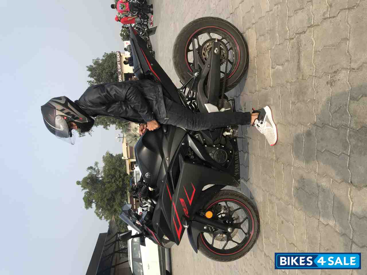 Black Yamaha YZF R3