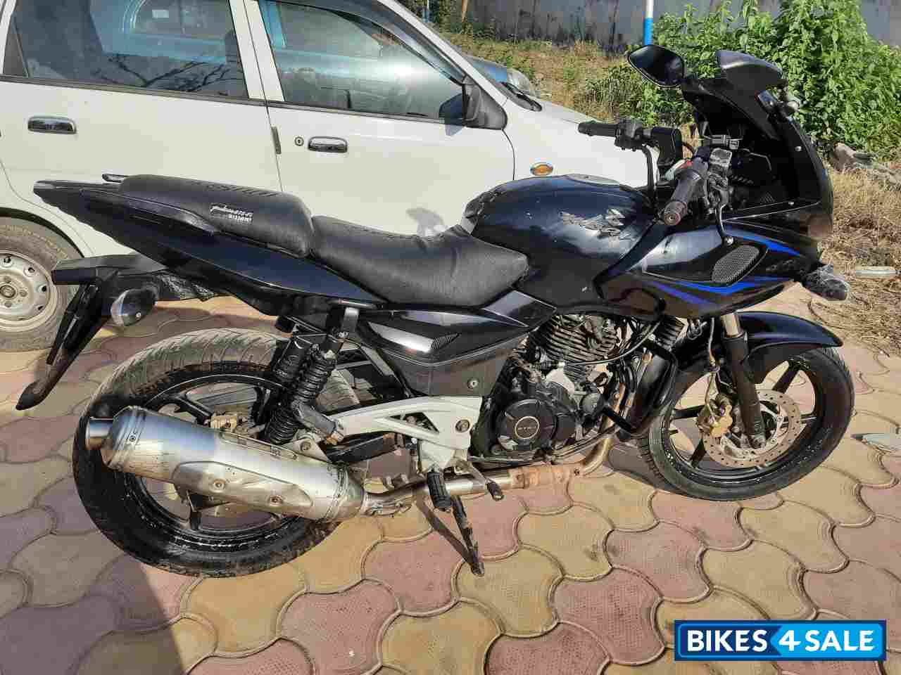 Black Bajaj Pulsar 220 DTSFi