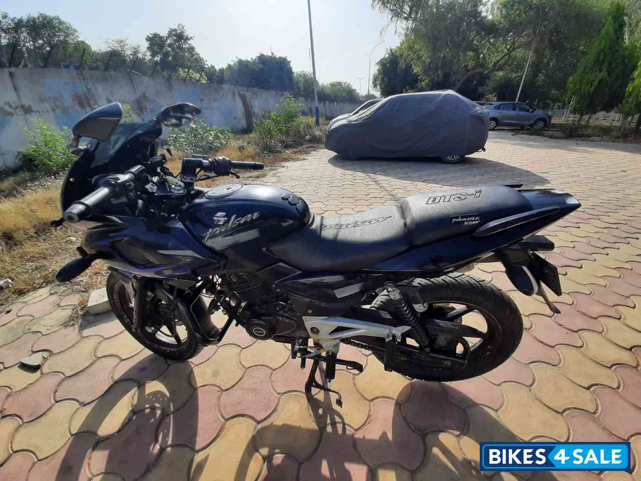 Black Bajaj Pulsar 220 DTSFi