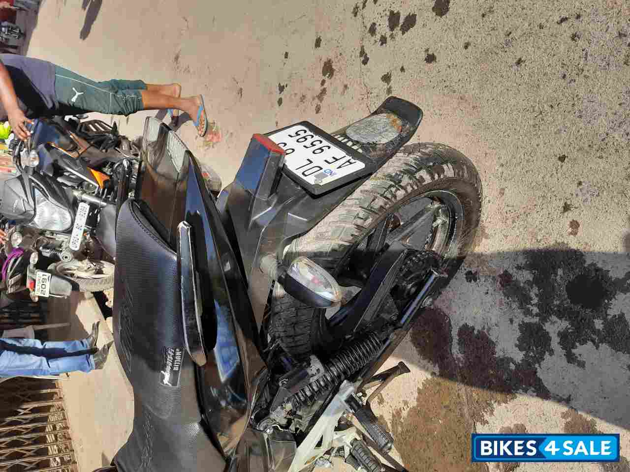 Black Bajaj Pulsar 220 DTSFi