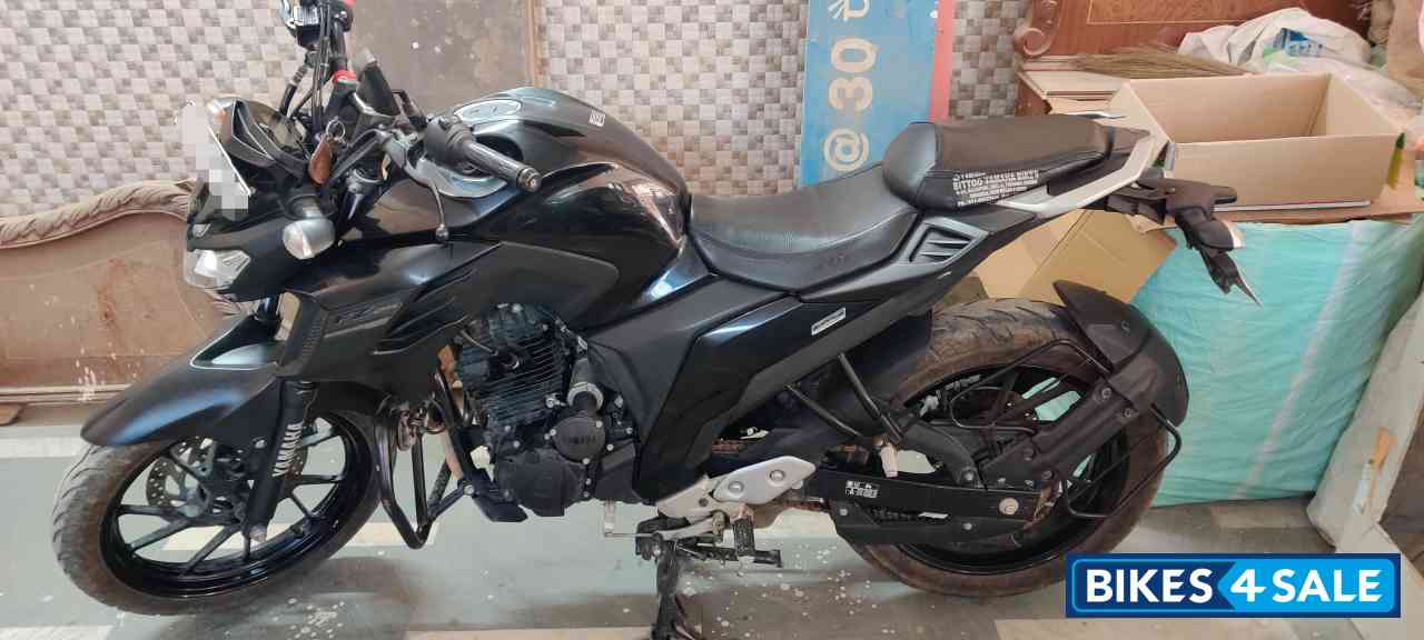 Metallic Black Yamaha FZ25