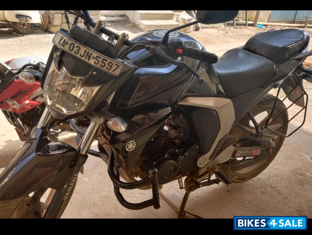 Black Yamaha FZ FI V2 Black Yamaha FZ FI V2